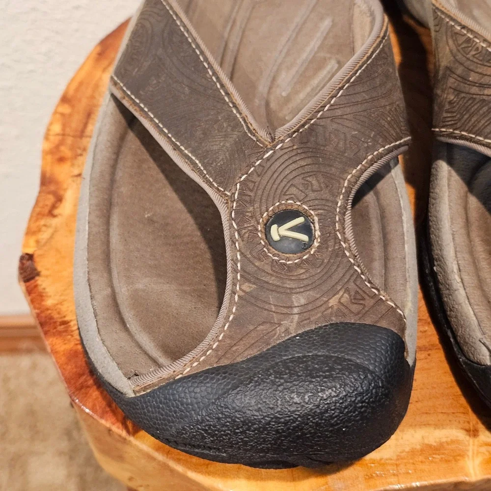 KEEN Kona Brown‎ Leather Embossed Thong Sandals Mens 8 Womens 10 1120-BIST